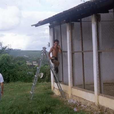 1997 Antonio alla costruzione del nuovo pollaio
